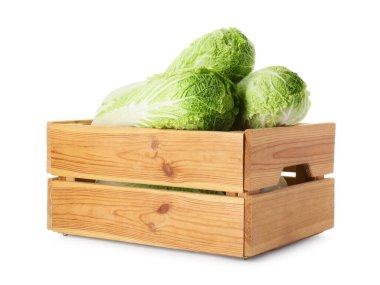 Tahta sandıktaki taze Çin lahanaları beyazlar üzerinde izole edilmiş.