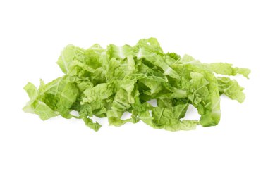 Yığınla öğütülmüş taze Çin lahanası beyaza izole edilmiş.