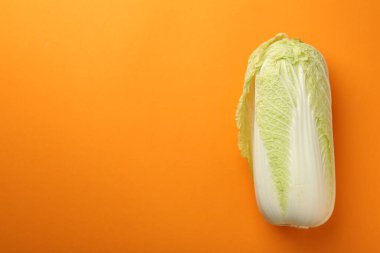 Turuncu arka planda taze Çin lahanası. Metin için boşluk