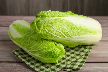 Tahta masadaki taze Çin lahanaları.