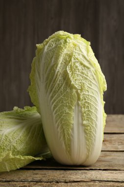 Tahta masadaki taze Çin lahanaları.