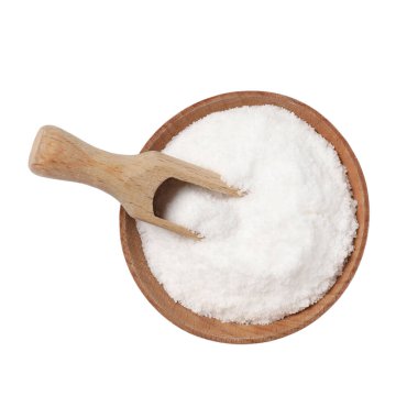 Tahta kasede doğal tuz ve beyaz arka planda kepçe, üst manzara.