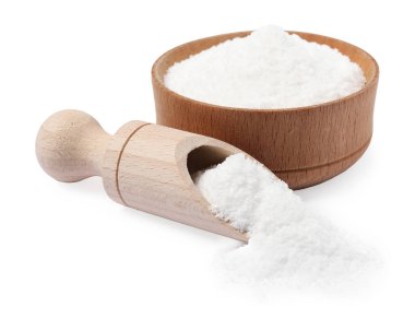 Tahta kasede doğal tuz ve beyaz arka planda kepçe