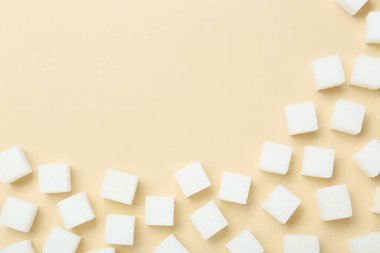 Beyaz şeker küpleri, bej arka plan, üst manzara. Metin için boşluk