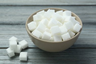 Tahta masada kasede beyaz şeker küpleri, yakın plan.