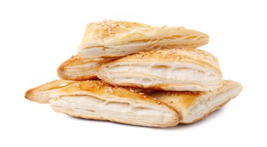 Beyaz üzerine izole edilmiş enfes taze poğaçalar.