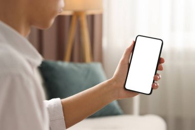 Akıllı telefon kullanan bir adam. Kapalı alanda boş ekranlı, yakın plan. Tasarım için model