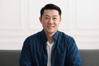 Ofisteki güler yüzlü iş adamının portresi