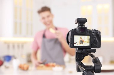 Yemek blogcusu mutfakta video kaydediyor, kameraya odaklan