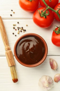 Lezzetli barbekü soslu düz kompozisyon beyaz ahşap masada.