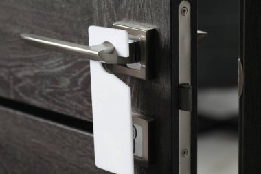 Metal sapı boş ahşap kapılı, yakın plan.