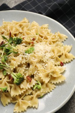 Vejetaryen yemeği. Taze sebzeli ve peynirli lezzetli makarna, yakın plan.