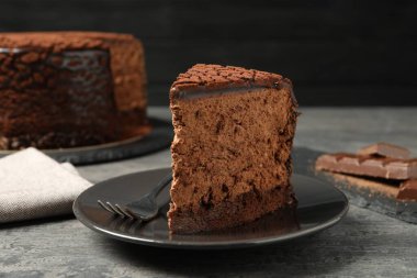 Çikolatalı tatlı ve çatallı gri desenli masa, yakın plan.