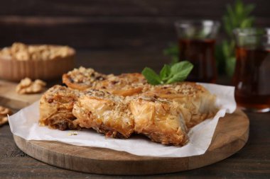 Doğu tatlıları. Lezzetli baklava parçaları ahşap masada, yakın plan.
