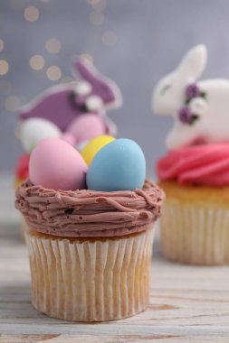 Lezzetli Paskalya kekleri ahşap masada, yakın plan.