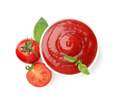 Lezzetli ketçap, fesleğen ve taze domatesler beyaza izole edilmiş.