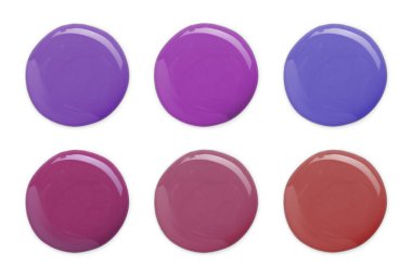 Beyaz arkaplanda farklı renkte tırnak cilası damlaları, koleksiyon