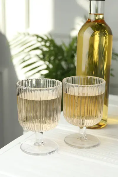 Napoje Alkoholowe Szklankach Butelkach Białym Drewnianym Stole Wewnątrz — Zdjęcie stockowe