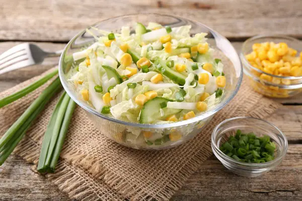 Çin lahanalı, mısırlı ve yeşil soğanlı lezzetli salata.