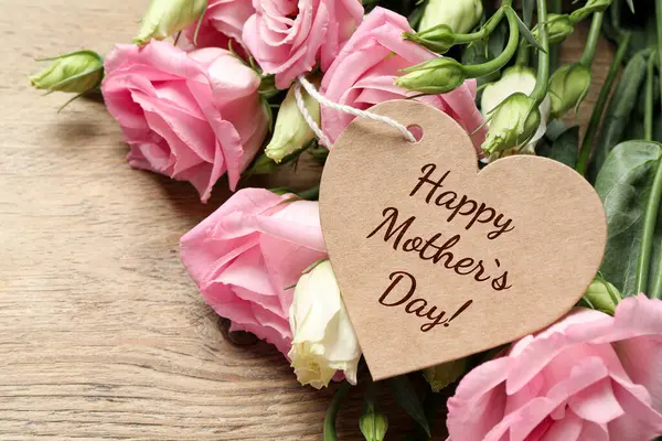 Szczęśliwego Dnia Matki Etykieta Powitalna Kształcie Serca Piękne Kwiaty Drewnianym — Zdjęcie stockowe