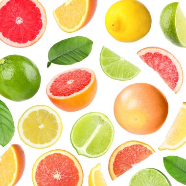 Beyaz arka planda bir sürü taze turunçgiller düşüyor.