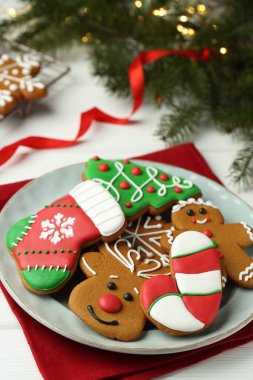 Beyaz masada lezzetli ev yapımı Noel kurabiyeleri