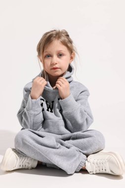 Moda konsepti. Beyaz arka planda poz veren şık kız