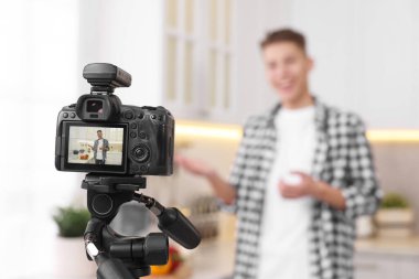 Yemek blogcusu mutfakta video kaydediyor, kameraya odaklan