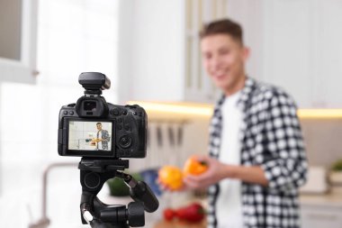 Yemek blogcusu mutfakta video kaydediyor, kameraya odaklan