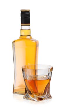 Bardak ve viski şişesi beyazın üzerinde izole edilmiş.
