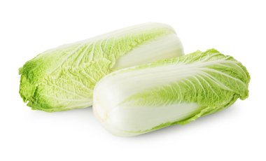 Taze taze Çin lahanaları beyaza izole edilmiş.