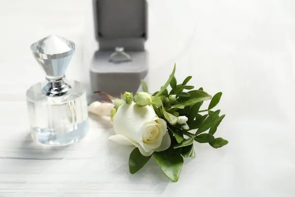 Coisas Casamento Boutonniere Elegante Perfume Anel Mesa Madeira Branca Close — Fotografia de Stock