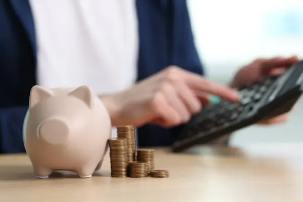 Poupança Financeira Homem Usando Calculadora Mesa Madeira Foco Banco Porquinho — Fotografia de Stock
