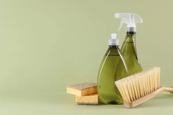 Garrafas Produto Limpeza Esponjas Escova Fundo Verde Claro Espaço Para — Fotografia de Stock