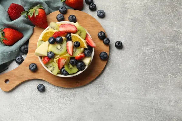 Salada Frutas Saborosa Tigela Ingredientes Mesa Textura Cinza Flat Lay — Fotografia de Stock