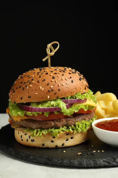 Burger Pyszne Paszteciki Frytki Sos Szarym Stole Czarnym Tle — Zdjęcie stockowe