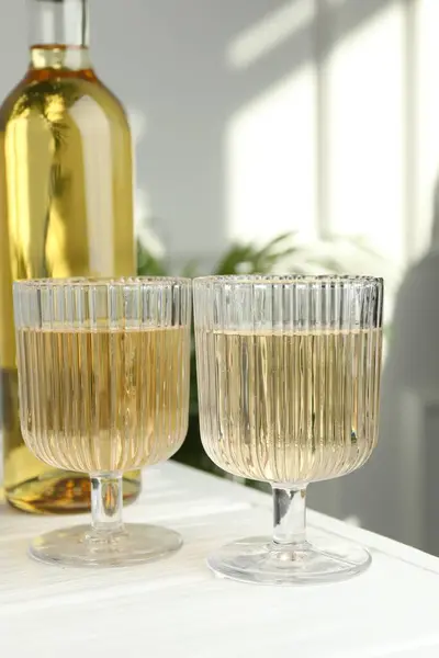Napoje Alkoholowe Szklankach Butelkach Białym Drewnianym Stole Wewnątrz Zbliżenie — Zdjęcie stockowe