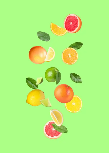 Wiele Różnych Owoców Cytrusowych Powietrzu Jasnozielonym Tle — Zdjęcie stockowe
