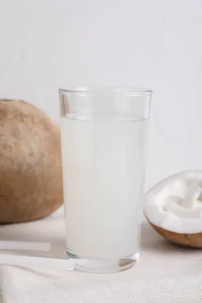 Szklanka Wody Kokosowej Orzechów Białym Stole — Zdjęcie stockowe