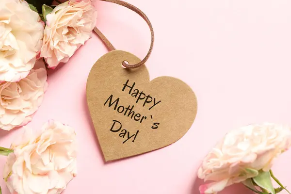 Szczęśliwego Dnia Matki Serce Kształcie Etykiety Powitalnej Piękne Kwiaty Różowym — Zdjęcie stockowe