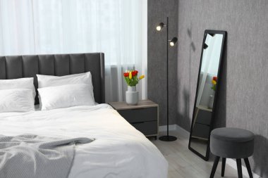 Ev tadilatı. İç mekan duvarında şık gri duvar kağıtları var.