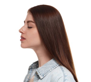 Beyaz arka planda güzel bir kadının portresi