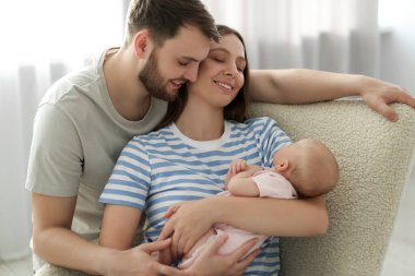 Mutlu bir aile. Evde sevimli bebekleri olan ebeveynler.