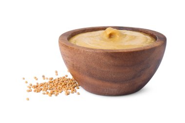 Tabakta taze hardal sosu ve beyaz üzerine izole edilmiş kuru tohumlar.