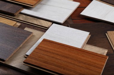 Masanın üzerinde bir sürü ahşap döşeme örneği var.