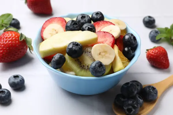 Velsmakende Fruktsalat Bolle Ingredienser Hvit Flislagt Bord Nærbilde – stockfoto