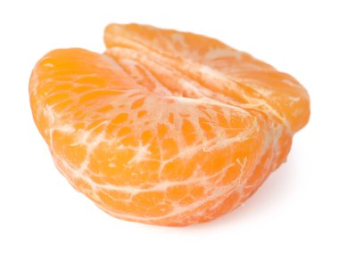 Kabuğu soyulmuş taze mandalinanın yarısı bembeyaz.