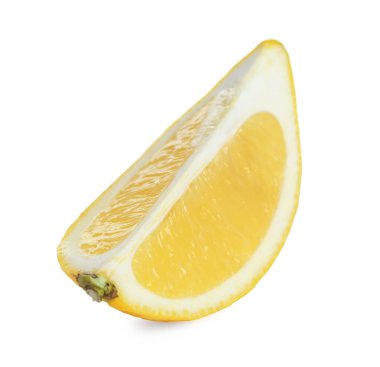 Beyaza izole edilmiş taze limon parçası.