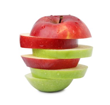 Beyaz üzerine izole edilmiş olgun elma dilimleri.