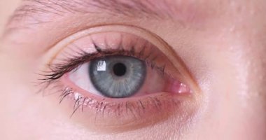 Güzel gözlü bir kadın, yakın plan. Sağ göze odaklan.